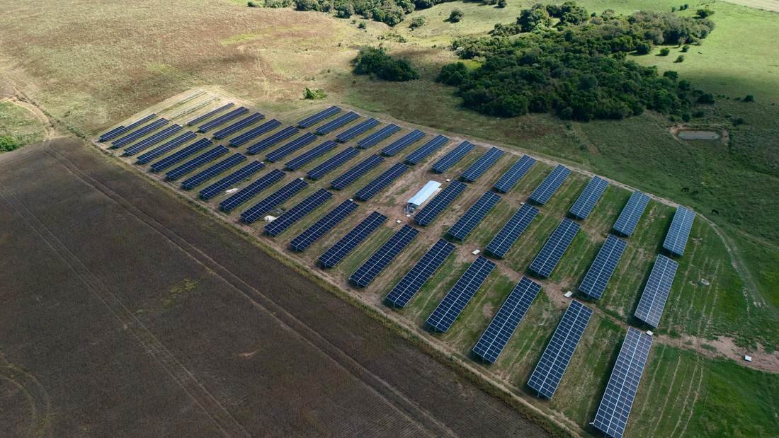 Vista aérea de usina solar administrada pela Futura Energia Verde no Rio Grande do Sul