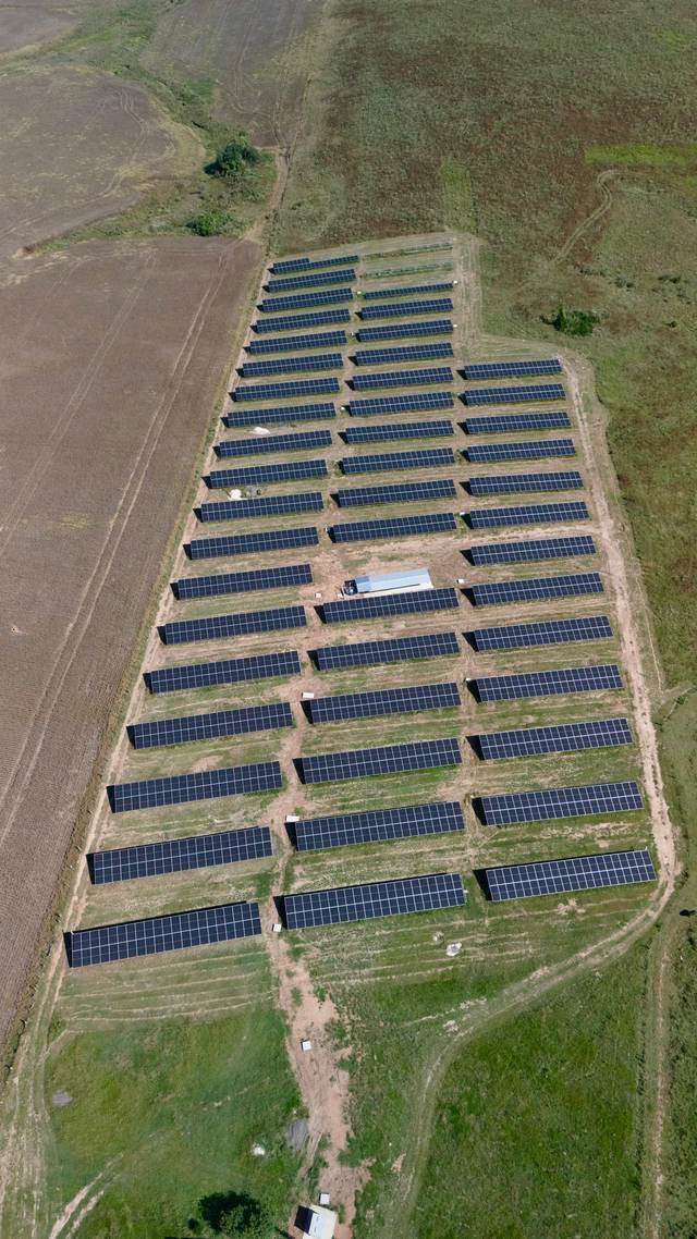 Vista vertical dos módulos fotovoltaicos de usina administrada pela Futura